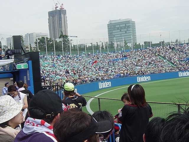 ヤクルトファンがビニール傘で東京音頭をしている所：明治神宮球場