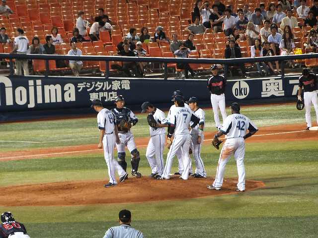ピンチでマウンドに集まる：ピッチャーは須田投手