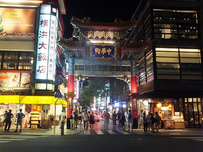 横浜中華街入口！にぎわっております