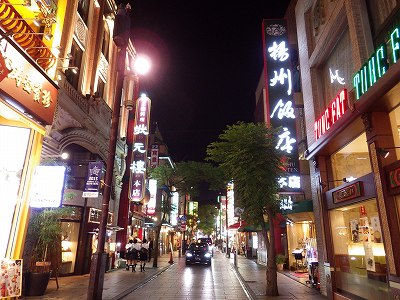 夜の横浜中華街のメインストリート風景
