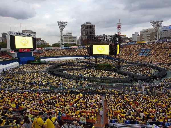 真っ黄色に染まる横浜スタジアム：ゆず弾き語り
