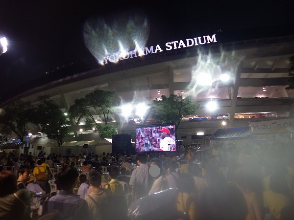 横浜スタジアム外の野外スクリーン