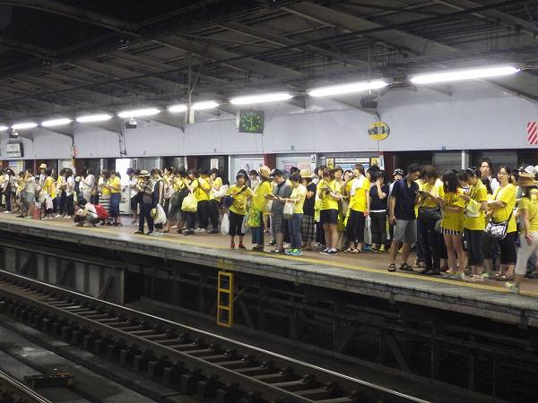 ゆずファン:黄色で埋め尽くされる関内駅ホーム