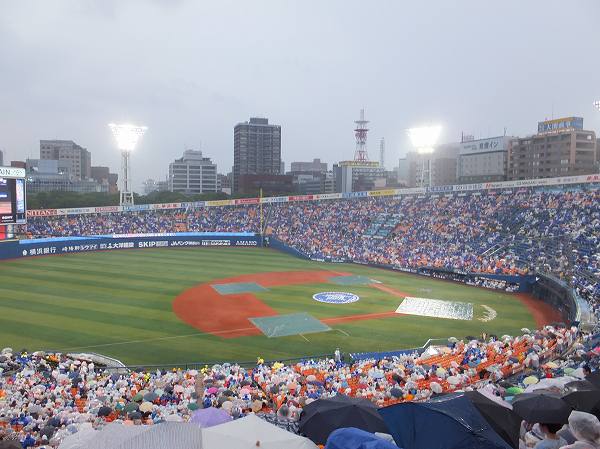 雨天中止の確率が高いのにこのファンの数！横浜スタジアム