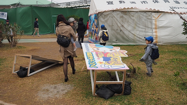 看板が倒れるぐらい風が強い：宜野湾キャンプ横浜DeNA
