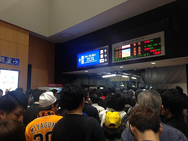 阪神戦が終わった後の甲子園口駅。超満員