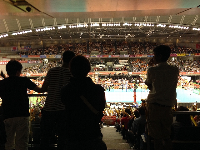 東京体育館2階スタンド指定席の後ろから立見応援