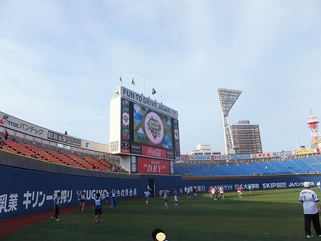 横浜スタジアムで準備運動：夢のプロテスト観戦チケット
