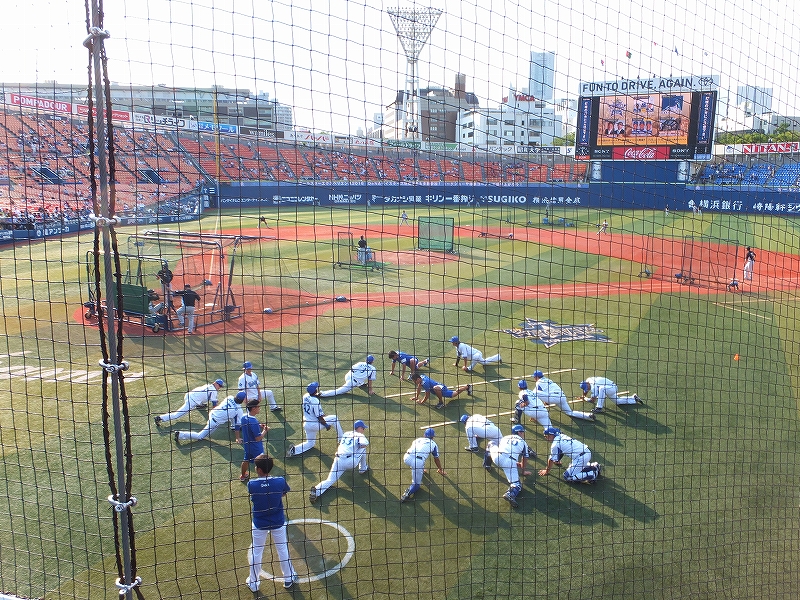 試合前のストレッチを始める横浜DeNAベイスターズの選手たち