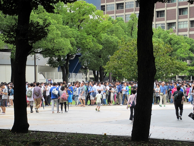 横浜スタジアム前にはチケットで並ぶ人がたくさん
