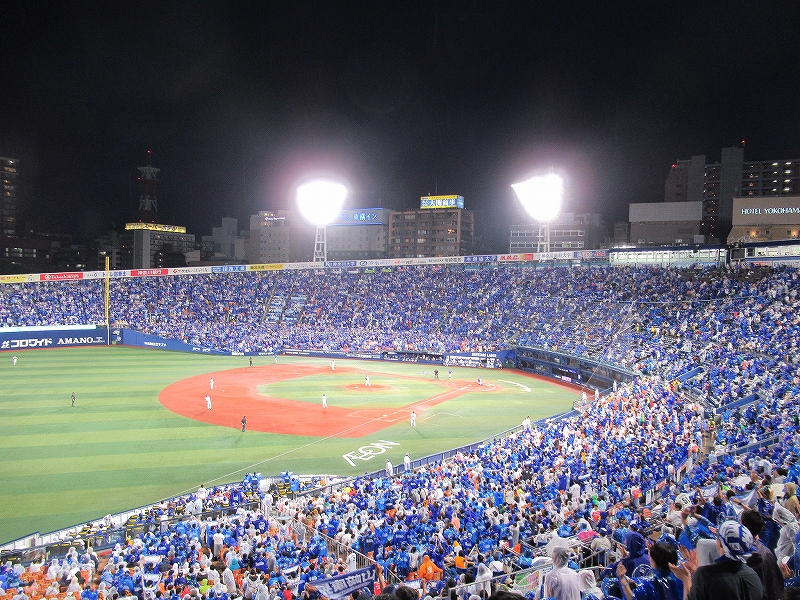 青で染まる横浜スタジアム