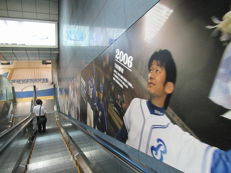 みなとみらい線：日本大通り駅にある三浦大輔投手のポスター