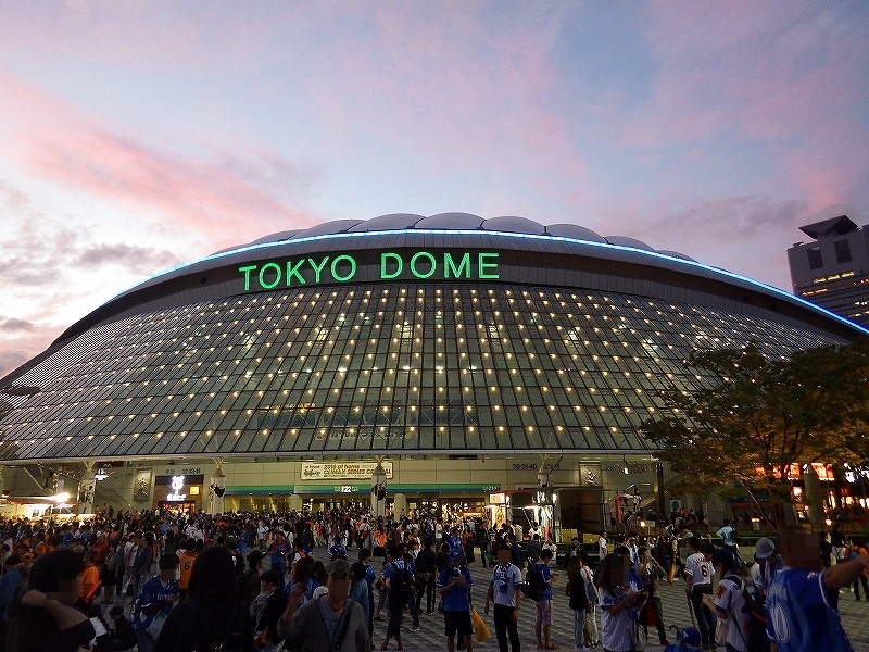 東京ドームの試合後の夕暮れ