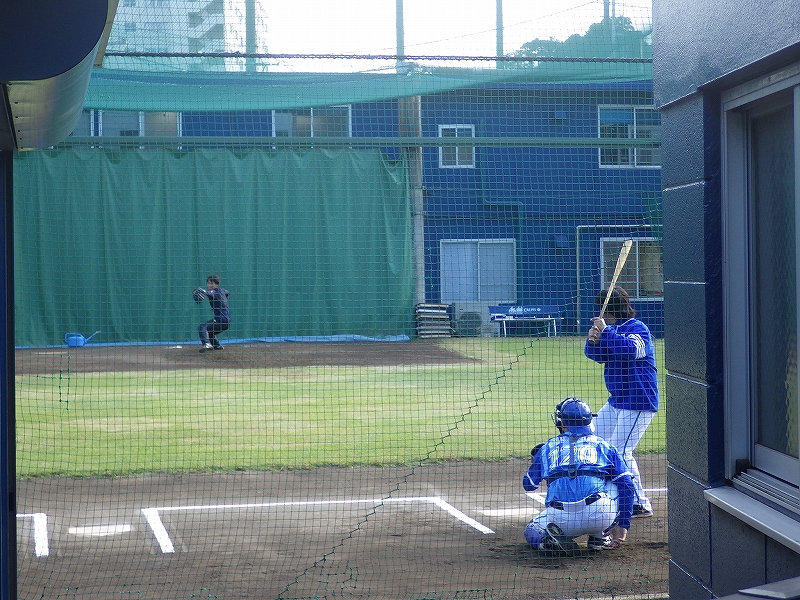 長浦総合練習場のブルペンで投げ込む久保裕也投手