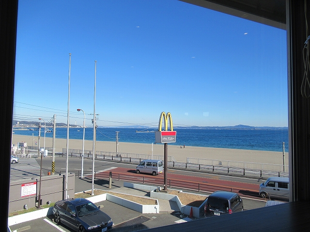 三浦海岸が見えるマクドナルド