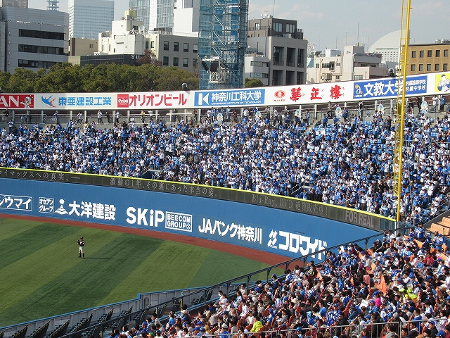 外野席はほぼ満員：2017オープン戦：横浜DeNA対千葉ロッテ