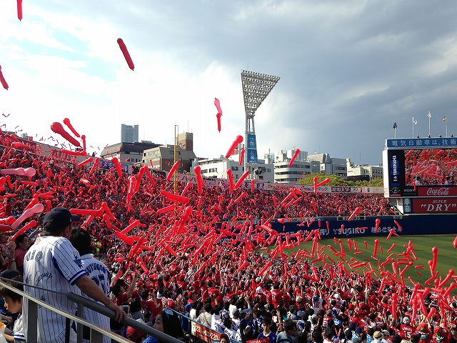 横浜スタジアムのカープファン・応援席の様子！熱気！２