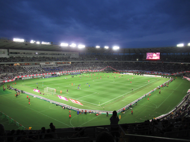 東京スタジアムは広い！屋根がついて雨が濡れない。２階席からの景色