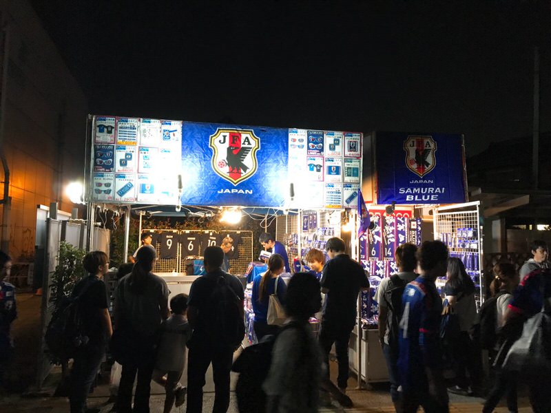 小机駅の外にもサッカー日本代表のグッズが売っていた
