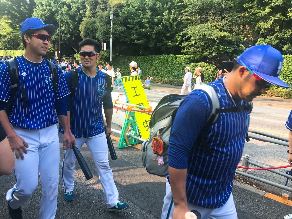 続々と通る横浜DeNAベイスターズの選手たち・神宮球場