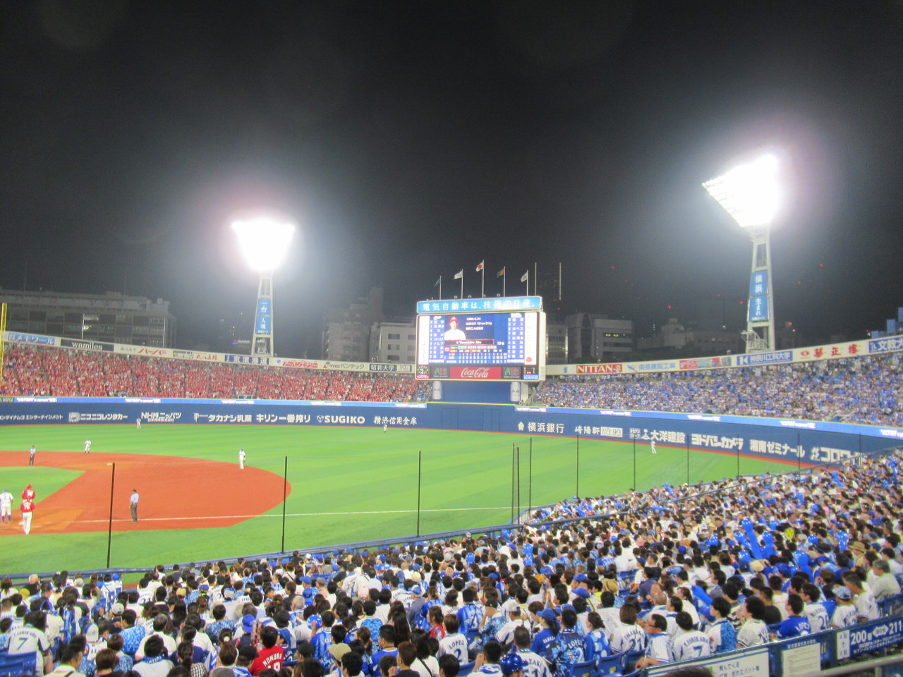 広島カープファンの様子：横浜スタジアム赤で埋まる